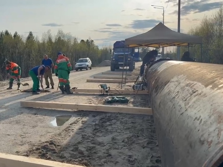 Огромную трубу установили в Тарко-Сале для отвода воды с затопленных дач