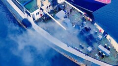 Появилось видео тушения рыболовного судна во Владивостоке