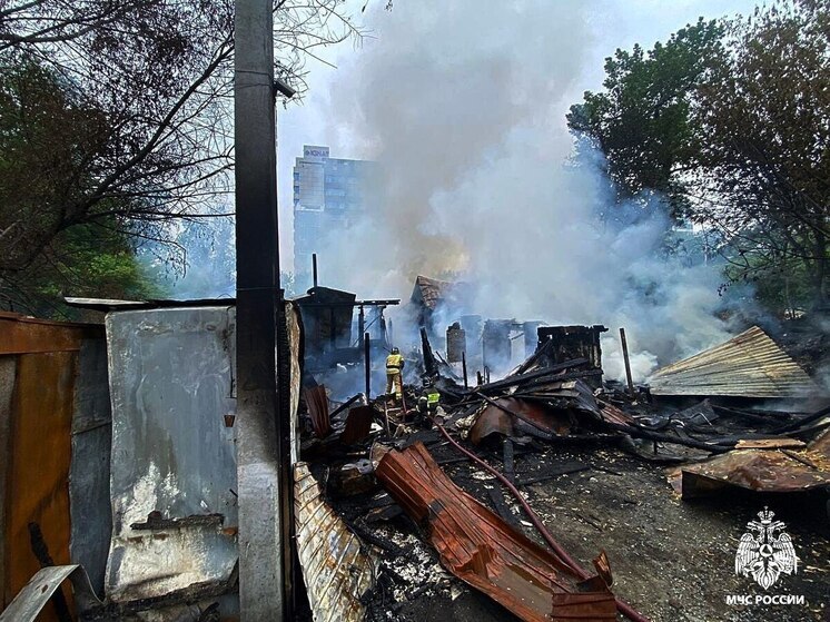 Частный дом и хозпостройка горят во Владивостоке