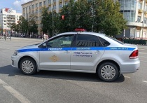 В Екатеринбурге девушка ехала в машине, высунувшись из окна с поднятой майкой, показав грудь