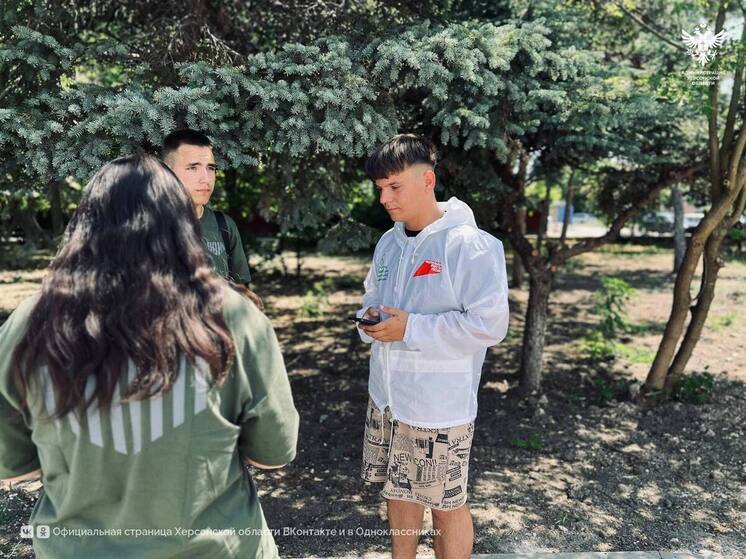 Волонтёры помогают жителям Херсонской области проголосовать за благоустройство общественных территорий