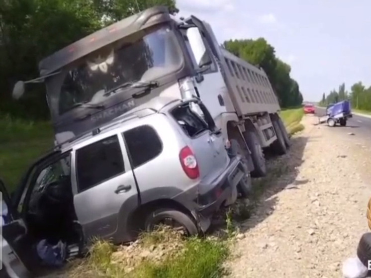 Легковушка и грузовик столкнулись на трассе в Башкирии – есть погибший