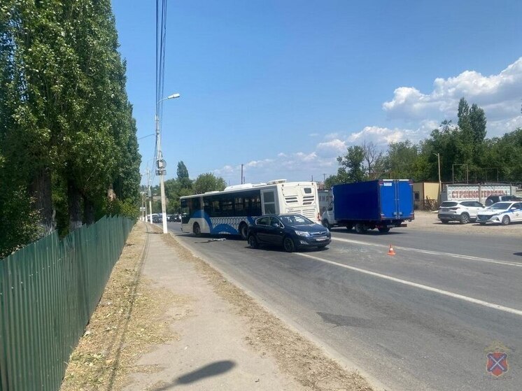 На севере Волгограда автобус врезался в 2 иномарки