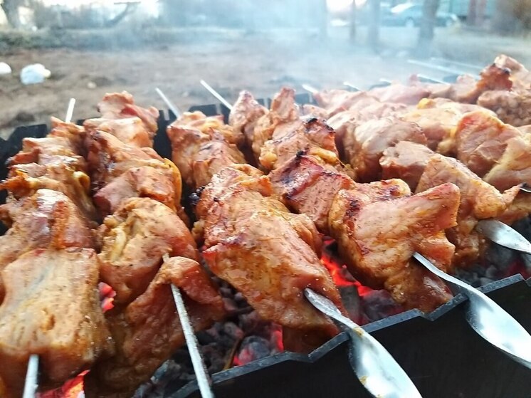 Новгородцам рассказали, что чаще всего в жару травятся мясом и рыбой