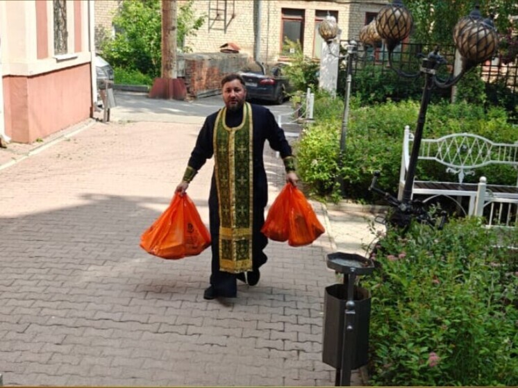 В Орле постояльцев ПВР поздравили с Троицей