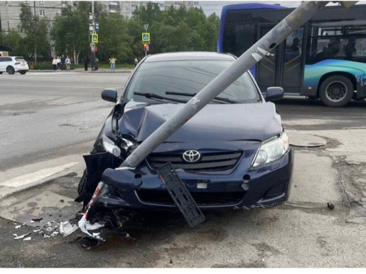 В Мурманске автомобиль вылетел на тротуар и сбил 62-летнего пешехода