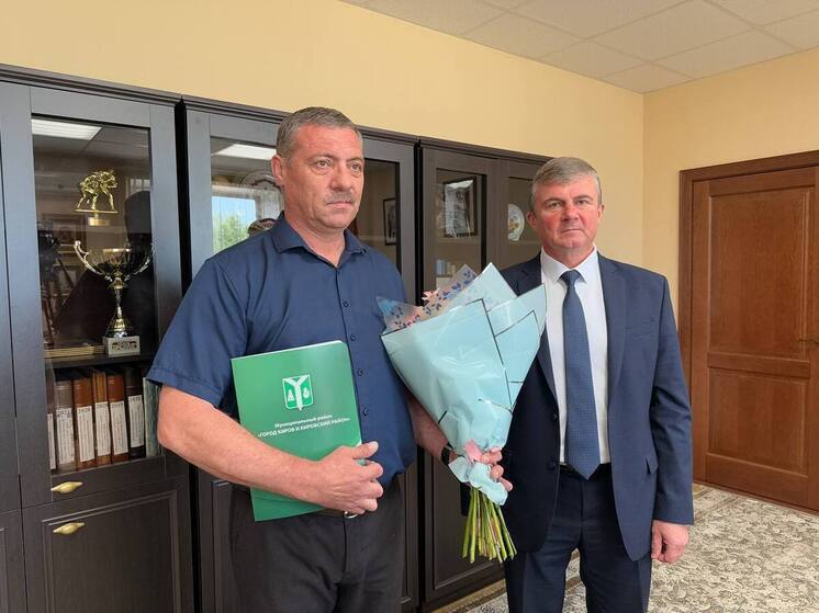 Директора школы в калужском Кирове наградили к юбилею