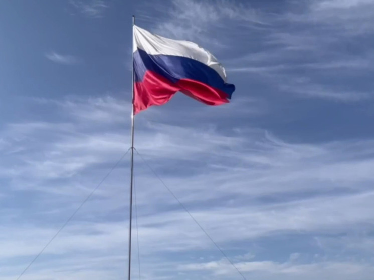 На улицах Белгорода прохожим дарят ленты-триколор в преддверии Дня России