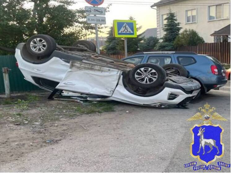 Водитель Chery перевернулся после столкновения с Renault в Самаре вечером 9 июня