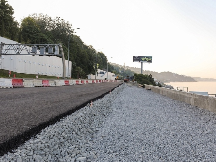 В Хостинском районе начали укладывать асфальт на трассе «Джубга – Сочи»