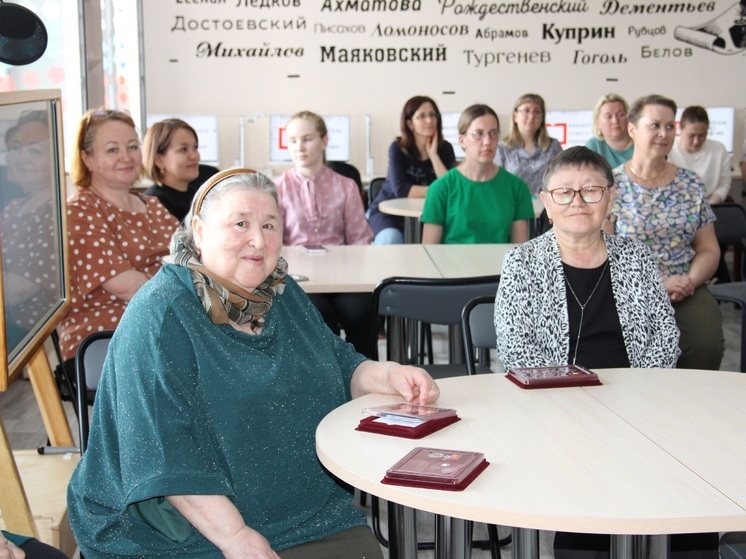 Ветеранам библиотечного дела НАО вручили юбилейные медали