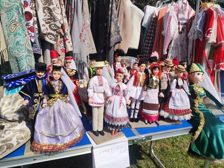 В Бахчисарайском районе, на Бельбекской ярмарке, реализовали этнопроект «Мода народов Крыма». Местные дизайнеры подготовили путешествие сквозь время, продемонстрировав гостям, как одевались представители разных национальностей, живущих на полуострове.