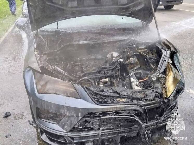 В Твери на Октябрьском проспекте вспыхнул автомобиль