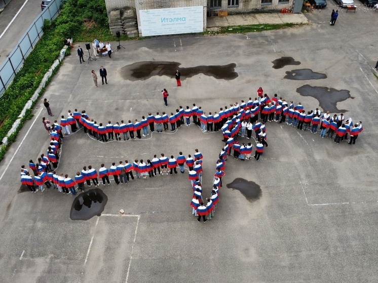 В Костроме прошел масштабный флешмоб «Родина-Мать»