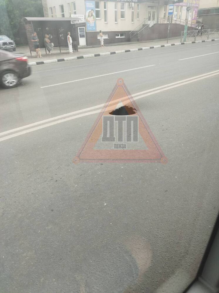 В Пензе на улице Свердлова обнаружили глубокую яму на дороге