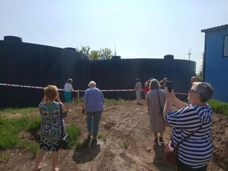 Жители тамбовского Строителя проверили монтаж модульной станции очистки воды