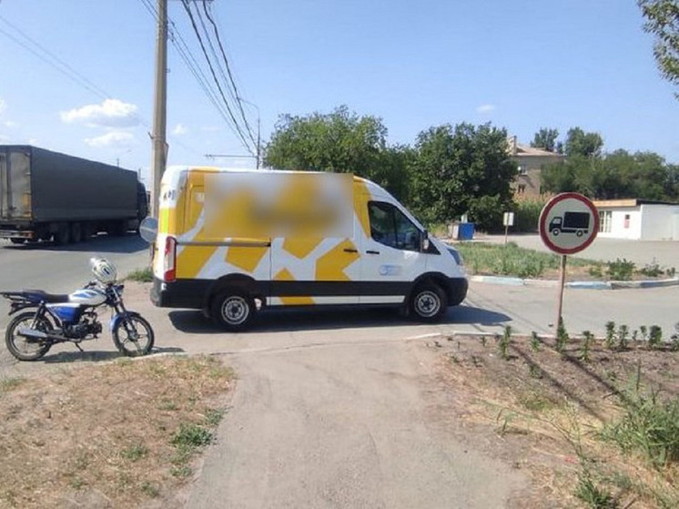 На юге Волгограда в ДТП с микроавтобусом пострадал водитель мопеда