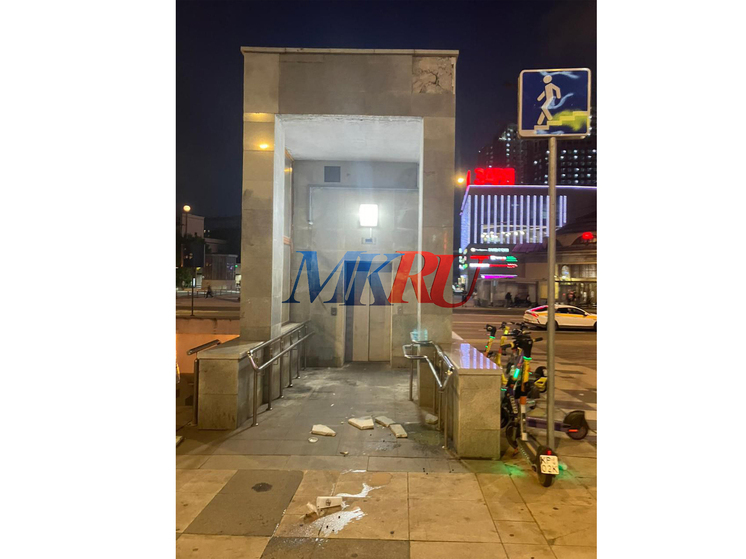 Облицовка подземного перехода обрушилась на головы москвичей близ метро «Электрозаводская»