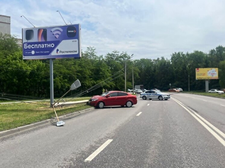 Двое детей и пенсионерка пострадали во врезавшемся в столб авто в Воронеже