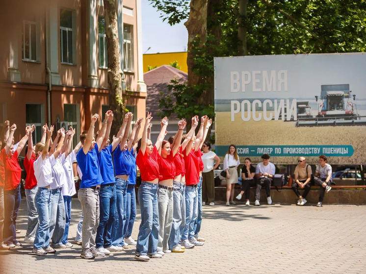 Танцевальный флэшмоб ко Дню России провели творческие коллективы МелГУ