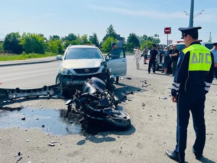 На Урале водитель Lexus при развороте насмерть сбил мотоциклиста