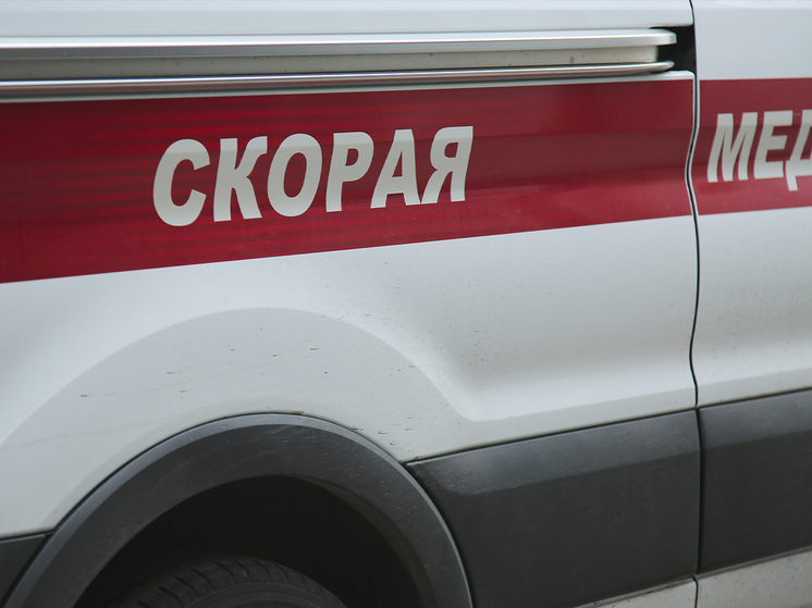 Чудом выжила после падения бутылки с 24 этажа жилого дома на востоке столицы 3-летняя малышка, которая позже была доставлена в больницу с открытой черепно-мозговой травмой