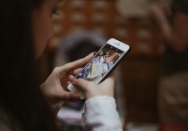 Неправильное положение тела при чтении с экрана смартфона и просмотре видеороликов грозит множеством проблем с позвоночником