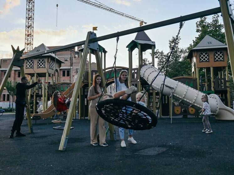 Одно из направлений, в котором Петербург сразу же начал активно работать, после того как Мариуполь стал городом-побратимом, — помощь несовершеннолетним жителям Мариуполя. Вся Северная столица приобщилась к организации приема детей, переживших сложное время. Так петербуржцы показывали свое гостеприимство. 