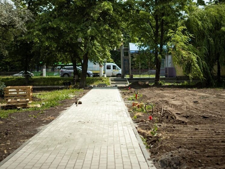 В Курске продолжается благоустройство сквера на улице Гагарина