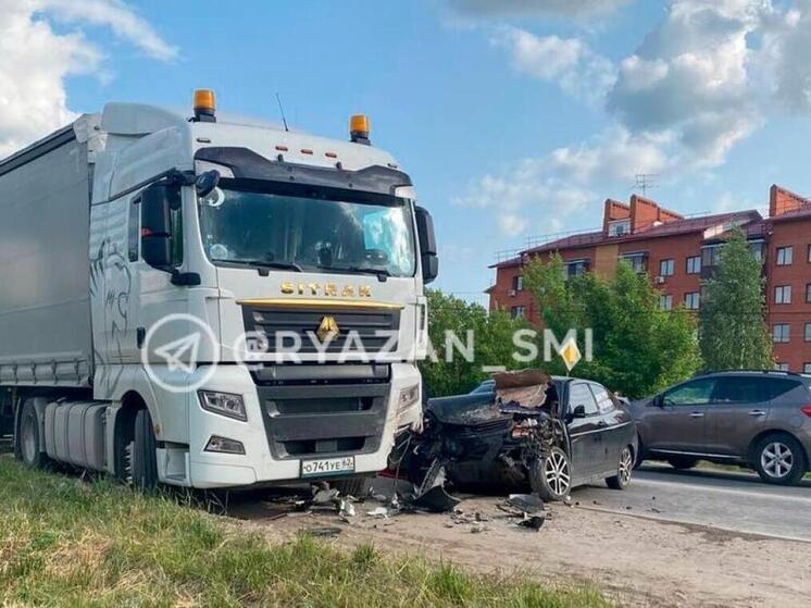 Водитель Lada погибла, врезавшись в припаркованный грузовик под Рязанью