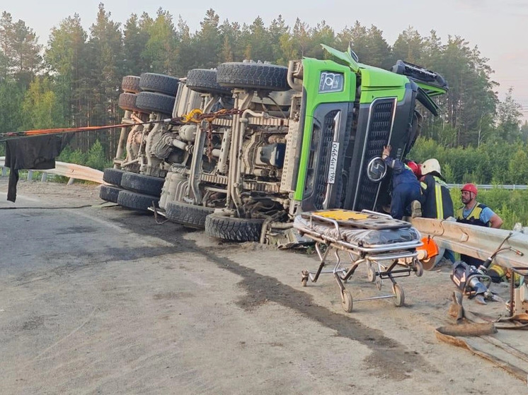 В Екатеринбурге спасли водителя, застрявшего в опрокинутом грузовике