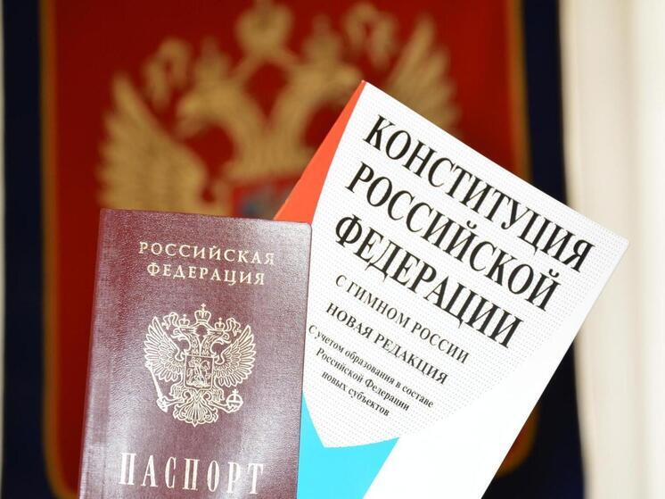 В Смоленске полицейские и общественники вручили подросткам первые паспорта