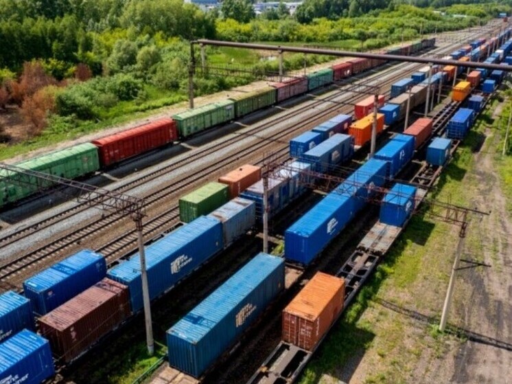 Перевозки контейнеров на ЗСЖД выросли на 5,8 % в январе – мае 2025 года