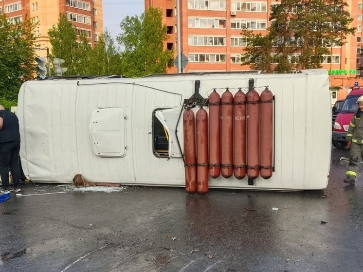 Маршрутка в Северске упала на бок после столкновения с легковушкой
