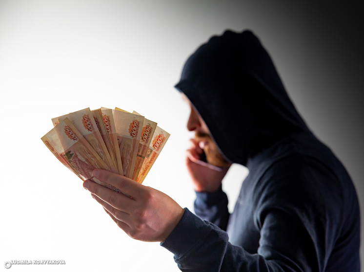 Мошенники отрабатывают новую схему с фальшивыми выплатами ко Дню России