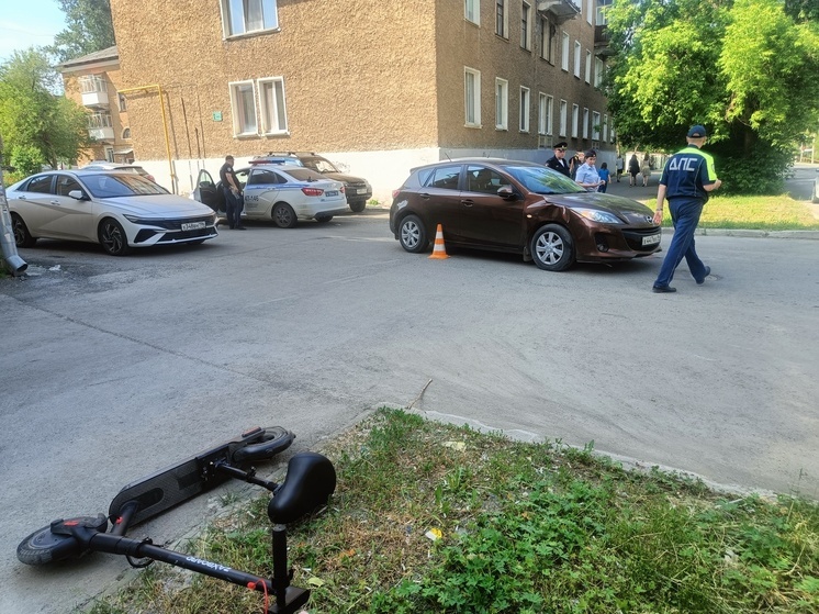 Две школьницы на одном электросамокате попали под машину в Ревде