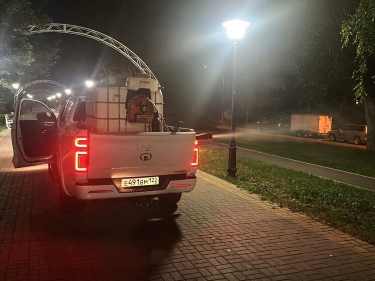 В Барнауле обрабатывают от комаров парки и аллеи