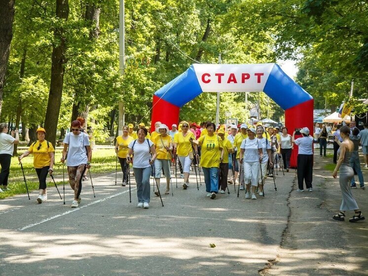 В Пензенском парке Белинского прошел фестиваль скандинавской ходьбы