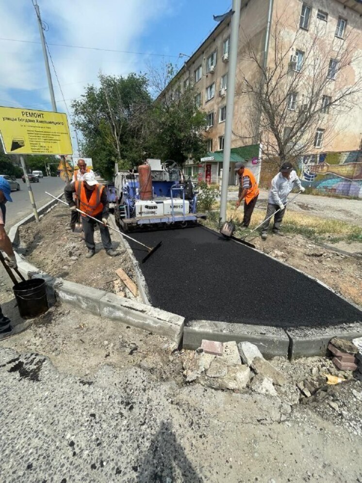 В Астрахани продолжается ремонт дорог и тротуаров