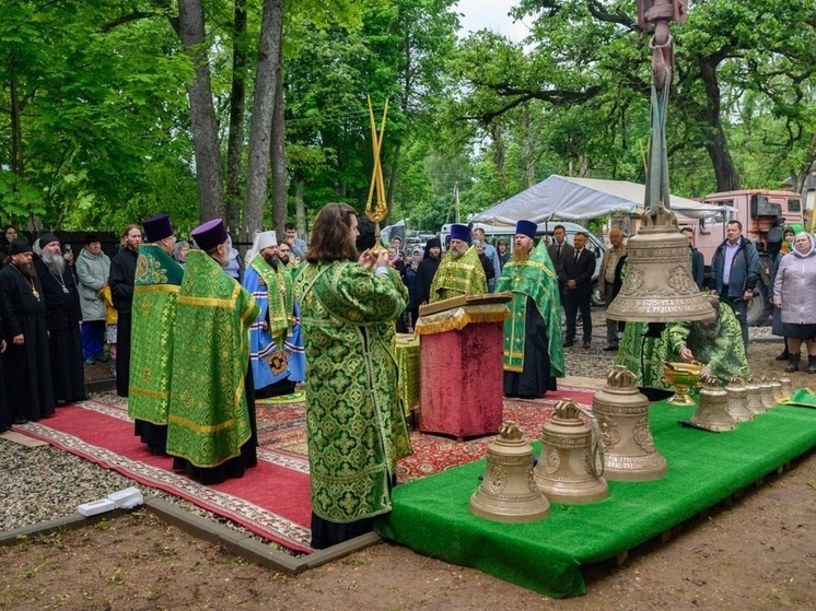 В Порховском районе освятили колокола для храма Вознесения Господня