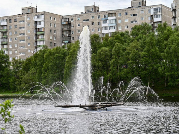 В Мурманске забил новый фонтан на озере Глубокое