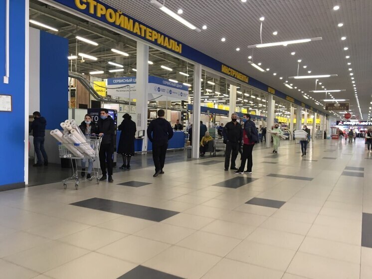 В Саратовский торговый молл заползла змея