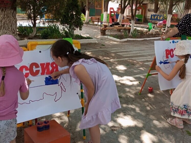 Балаклавские артисты провели развлекательную программу для детей «Россия – это мы!»
