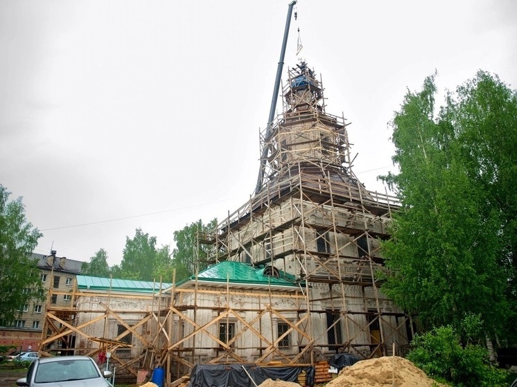 На купол Владимирского храма в Вологде воздвигли крест