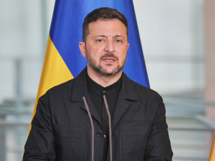 Глава киевского режима Владимир Зеленский в своем телеграм-канале в резкой форме призвал США и другие страны давить на Российскую Федерацию из-за ударов по военным объектам на Украине