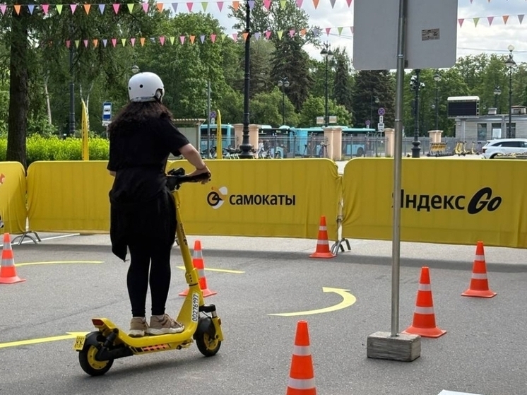 Петербуржцев научили безопасно кататься на электросамокатах