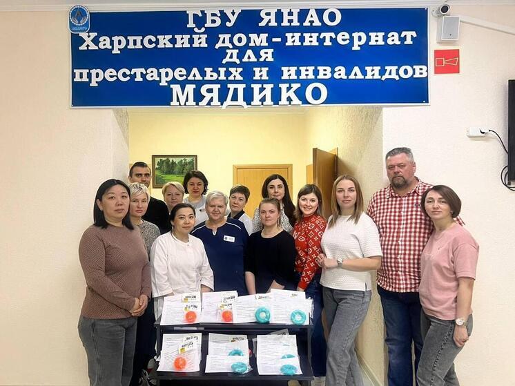 Жители Ямала передали спортинвентарь в социальный центр Волновахи