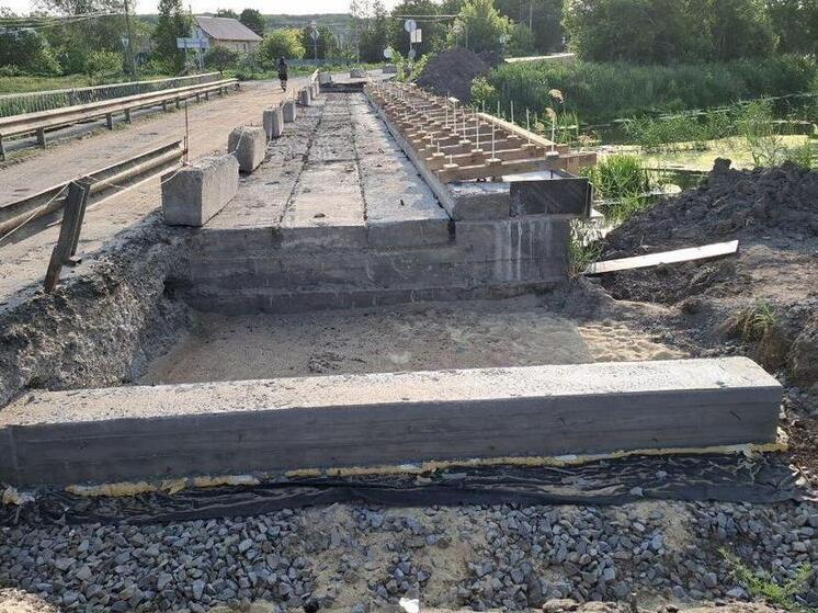 В Беловодском округе ЛНР ремонтируют мост через реку Деркул