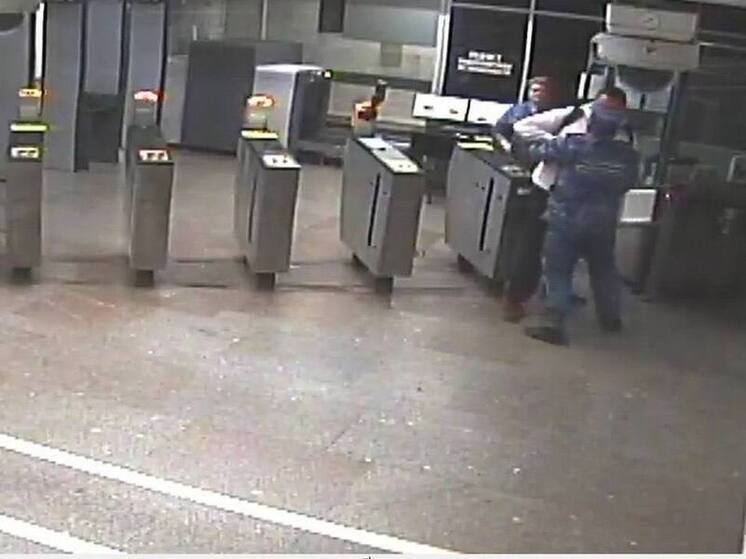 В Самаре мужчина пытался попасть на метро «Безымянка» мимо металлодетектеров