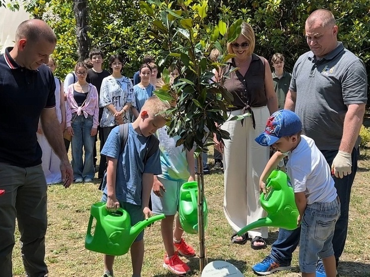 На Аллее космонавтов в Сочи высадили магнолию